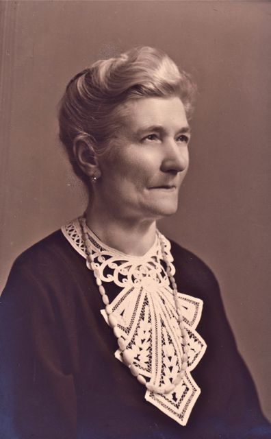 De bedoeling was een heel tafelkleed. Maar dat kwam nogal aan de dure kant.